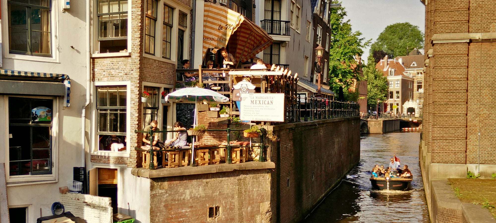Balkon von De Laatste Kruimel und Gracht Grimburgwal mit Boot