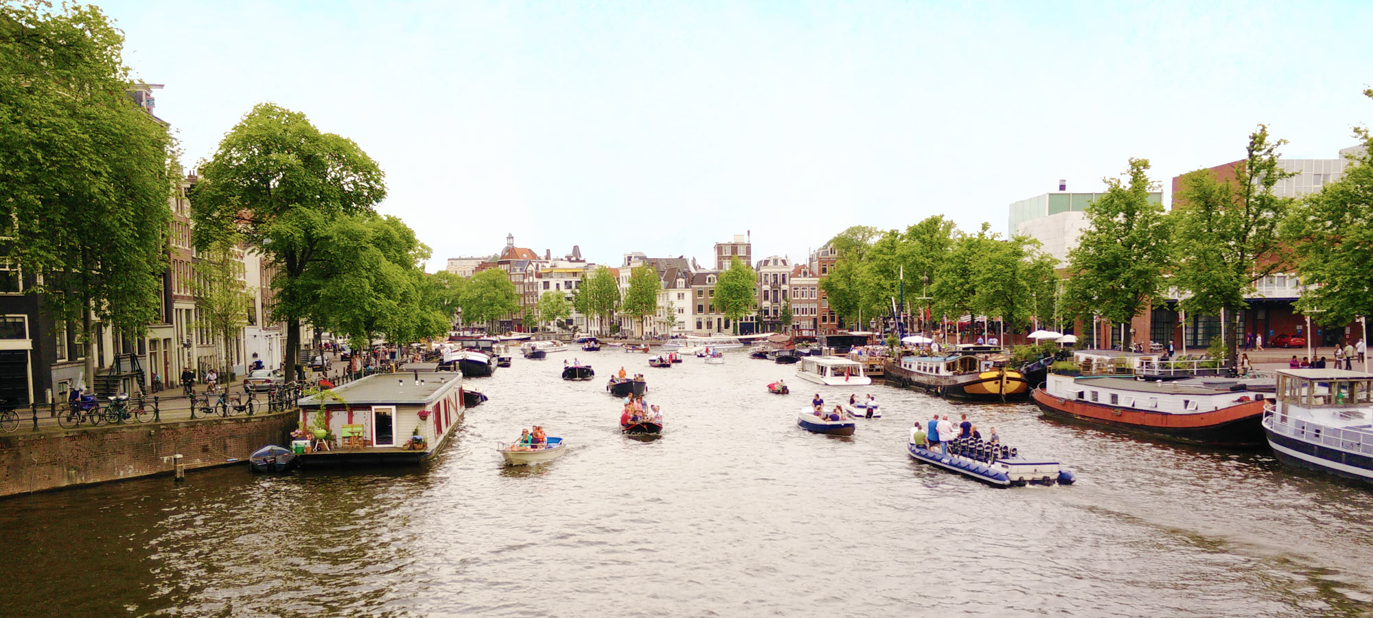breite Gracht mit Booten in Amsterdam