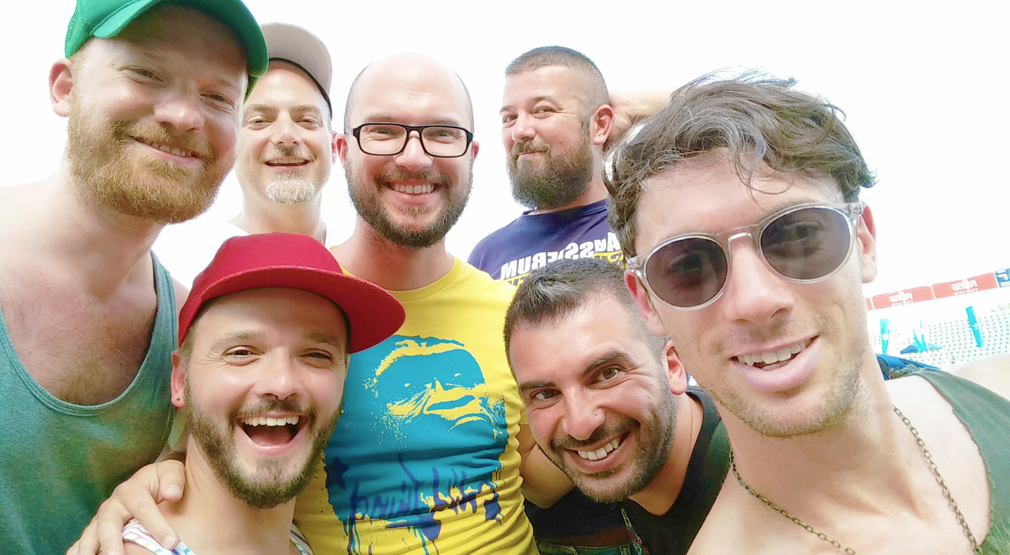 Selfie von mehreren Gay-Travel-Bloggern: Couple of Men, Martin Wolkner (out scouting), Troy Petenbrink, Carlos Vidal, Gian Luca Sgaggero und Dan Tracer bei der Open-Air-Party mit DJ Offer Nissim im Bloomfield-Stadion zum Tel Aviv Pride 2016