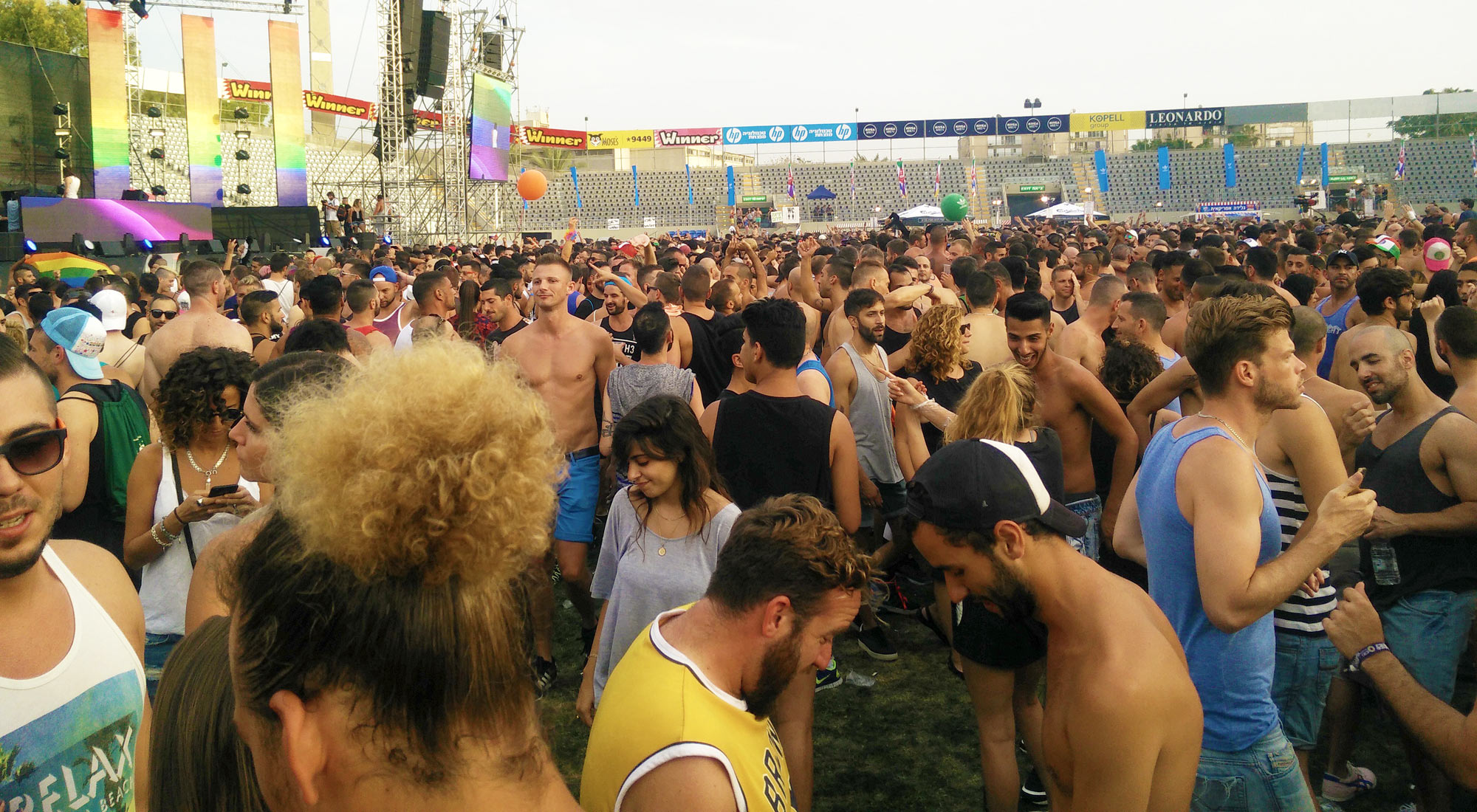tanzende Menschen-Menge bei der Open-Air-Disco mit DJ Offer Nissim im Bloomfield-Stadion zum Tel Aviv Pride 2016
