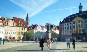 der Marktplatz von Coburg ist gesäumt vom Rathaus und Stadthaus; auf dem Platz steht ein Denkmal für Prinz Albert